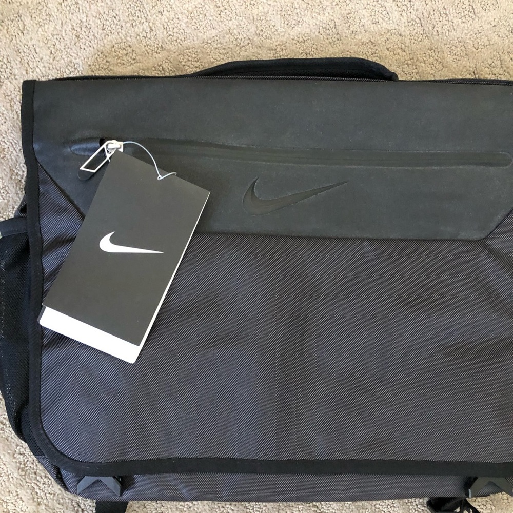 NWT Nike Golf Departure Messenger II bag
